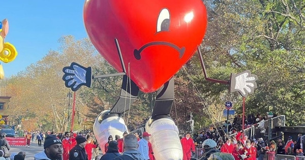 bad bunny macys parade heart float globo