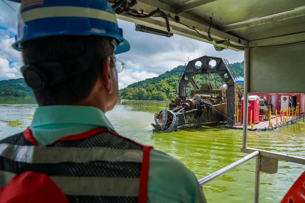 Governor examines dredging at Carraízo reservoir