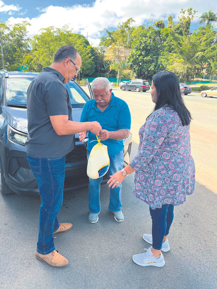 Aguas Buenas families in need are provided with 338 turkeys.