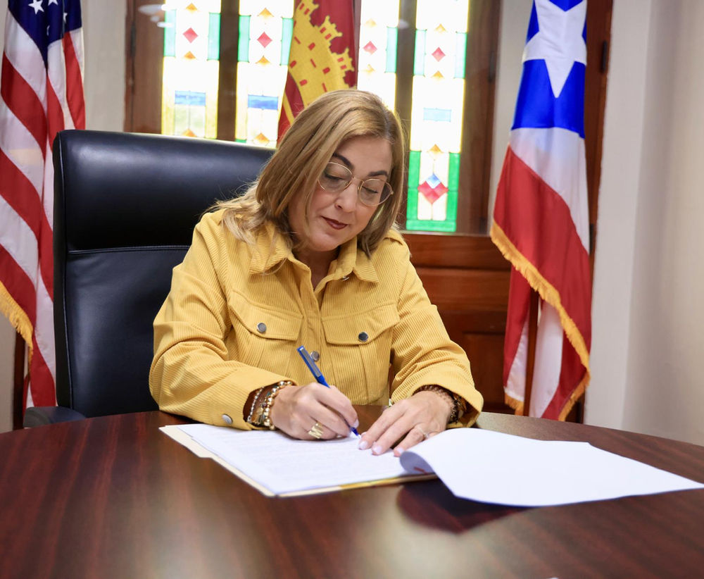 Alcaldesa de Ponce suscribe convenio de 800 mil dólares para proveer agua al Sector La Cotorra