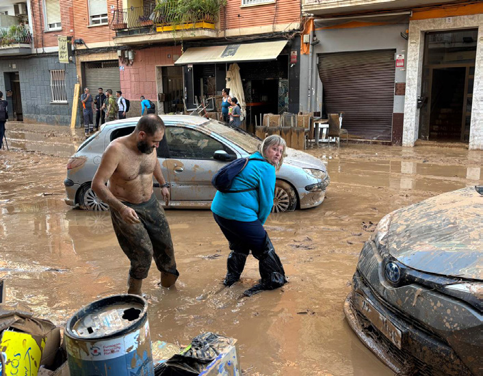 Flooded roads, deserted vehicles, thick mud: Over 150 fatalities reported in the floods in Spain.